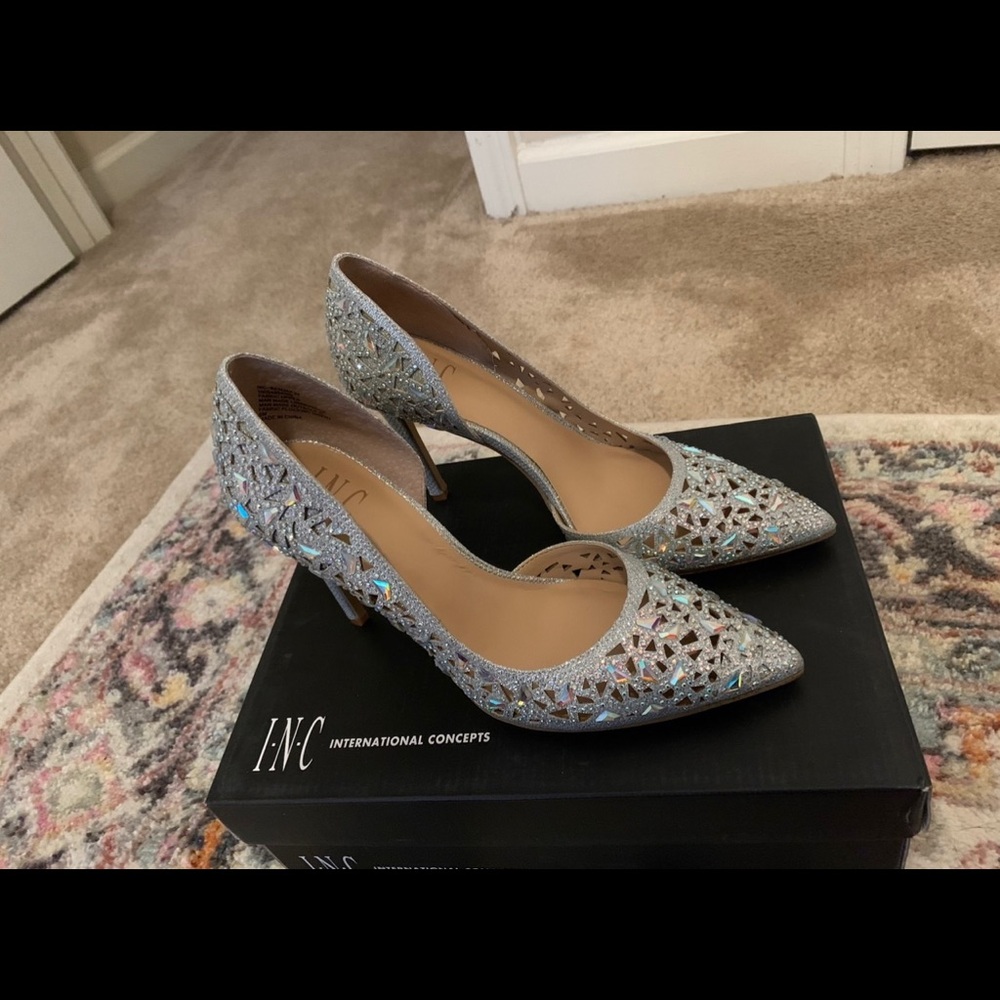 Beautiful bump Jowel shoes.